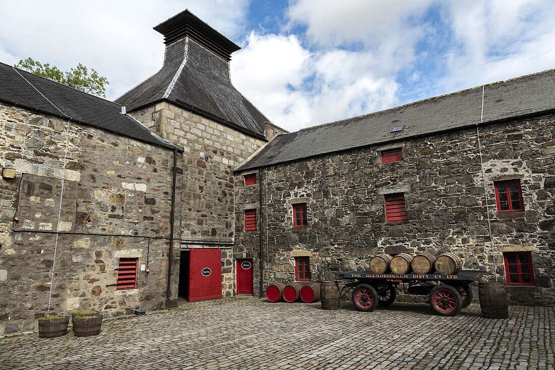 Glendronach distillerderij: kenmerkende grijze stenen en rode deuren en kozijnen en ook hier het kenmerkende torentje op het gebouw